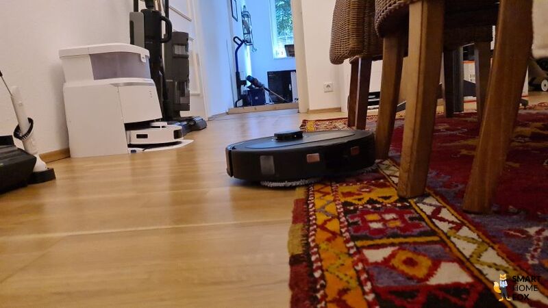 Roborock Q Revo Plus fährt über Teppich